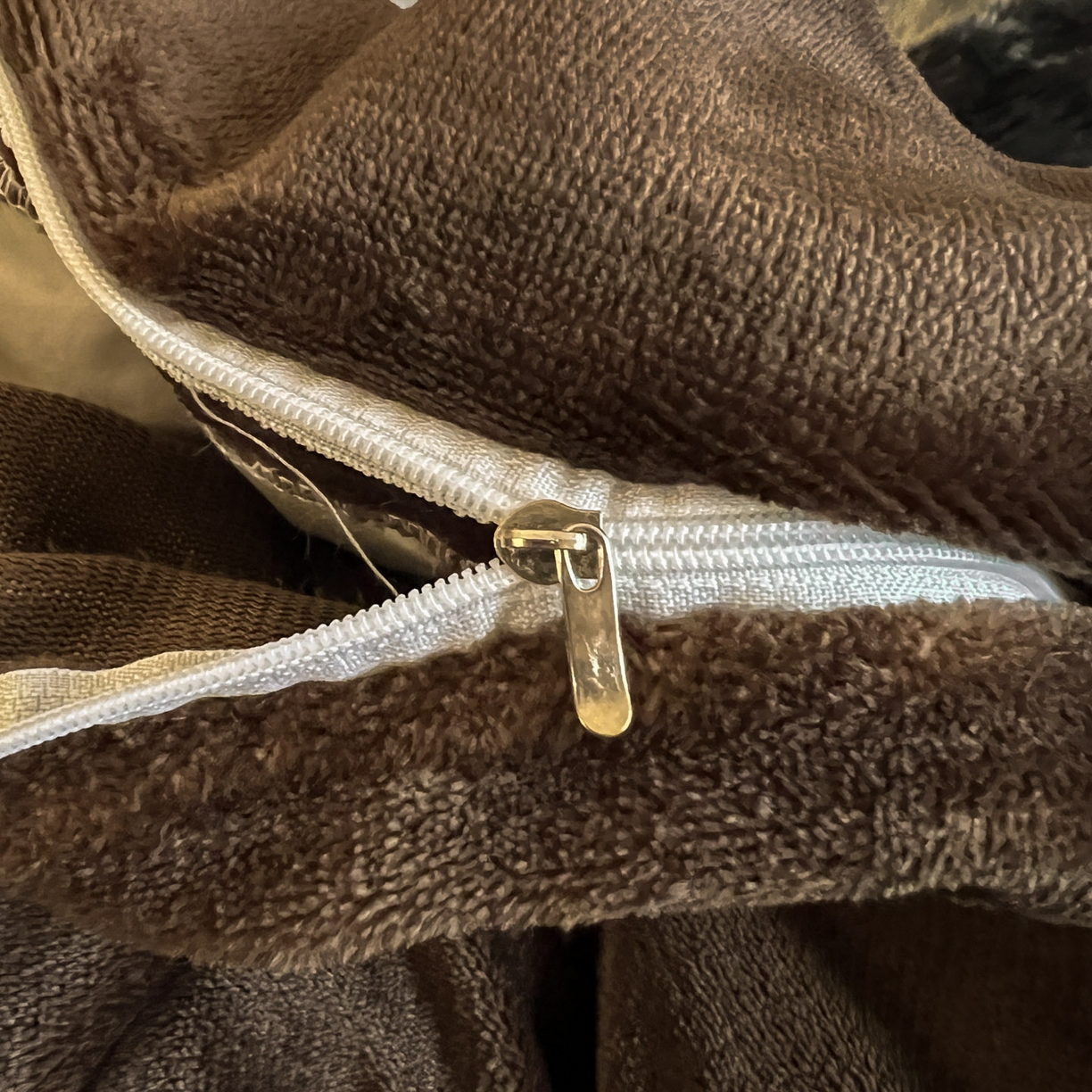 91家纺网 家纺一手货源 找家纺 晚爱家居  2025新款纽扣款兔毛绒美拉德轻奢风高克重皮草兔绒四件套系列 纽扣-灰色枫叶