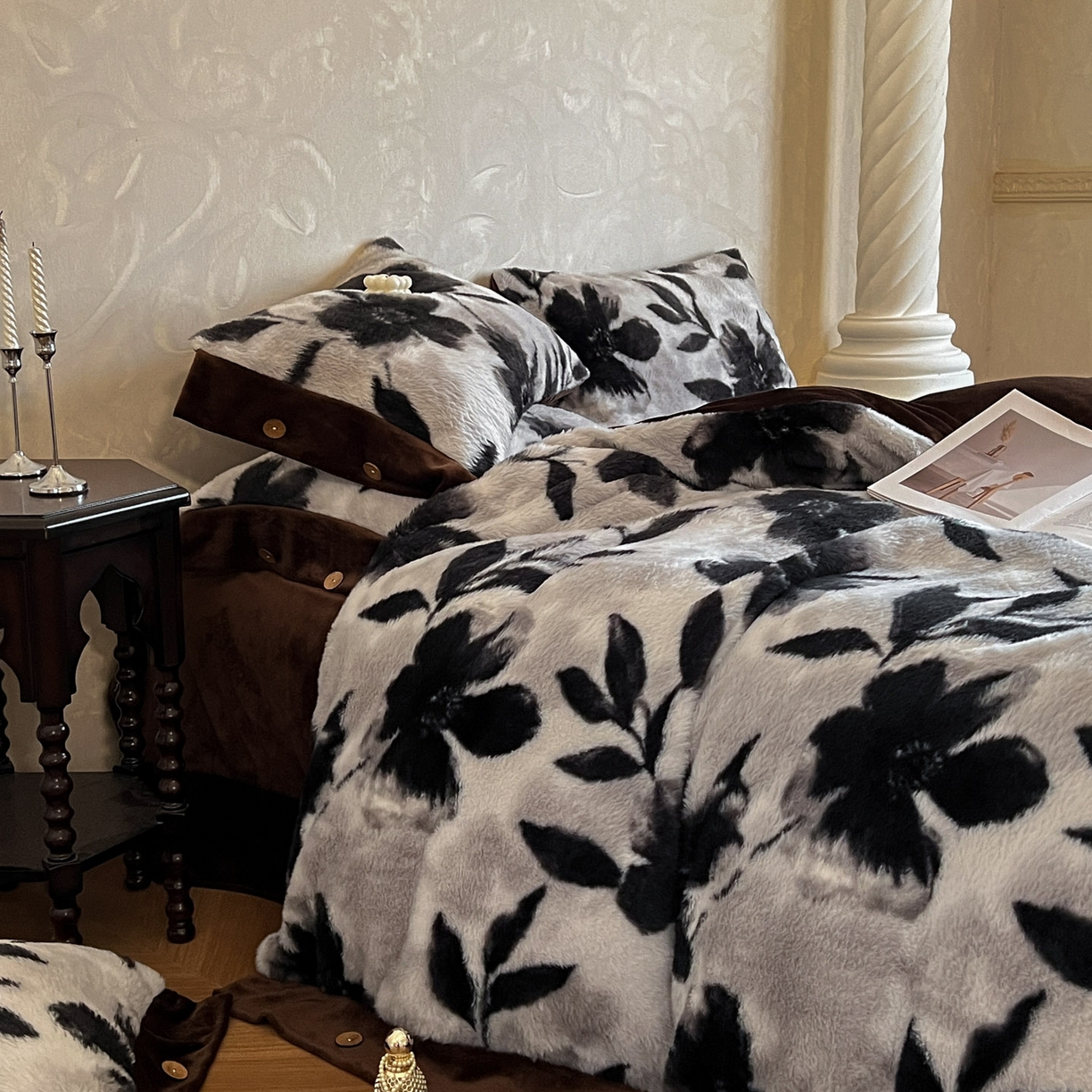 91家纺网 家纺一手货源 找家纺 晚爱家居  2025新款纽扣款兔毛绒美拉德轻奢风高克重皮草兔绒四件套系列 纽扣-灰色枫叶