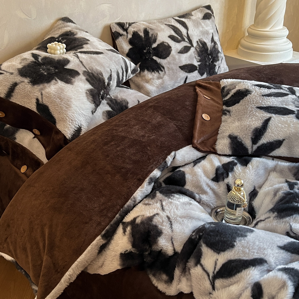 91家纺网 家纺一手货源 找家纺 晚爱家居  2025新款纽扣款兔毛绒美拉德轻奢风高克重皮草兔绒四件套系列 纽扣-灰色枫叶