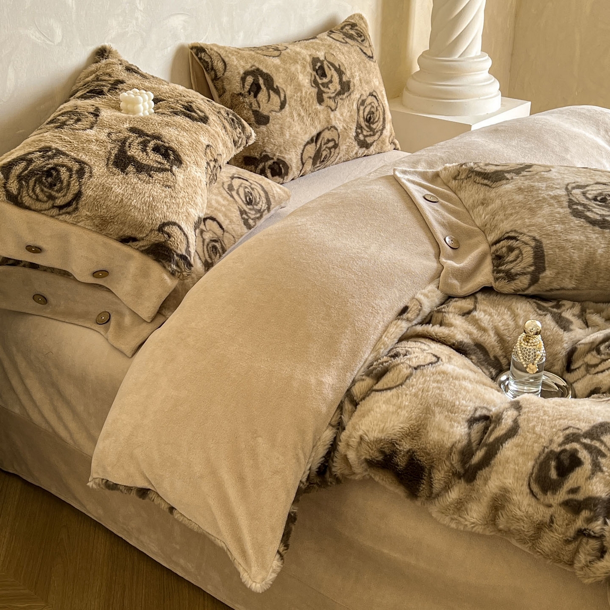 91家纺网 家纺一手货源 找家纺 晚爱家居  2025新款纽扣款兔毛绒美拉德轻奢风高克重皮草兔绒四件套系列 纽扣-玫瑰