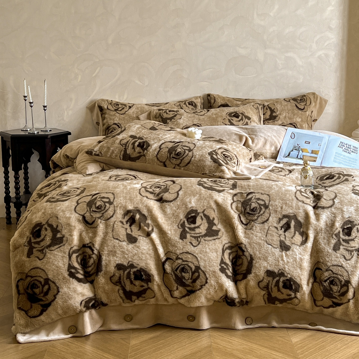 91家纺网 家纺一手货源 找家纺 晚爱家居  2025新款纽扣款兔毛绒美拉德轻奢风高克重皮草兔绒四件套系列 纽扣-玫瑰