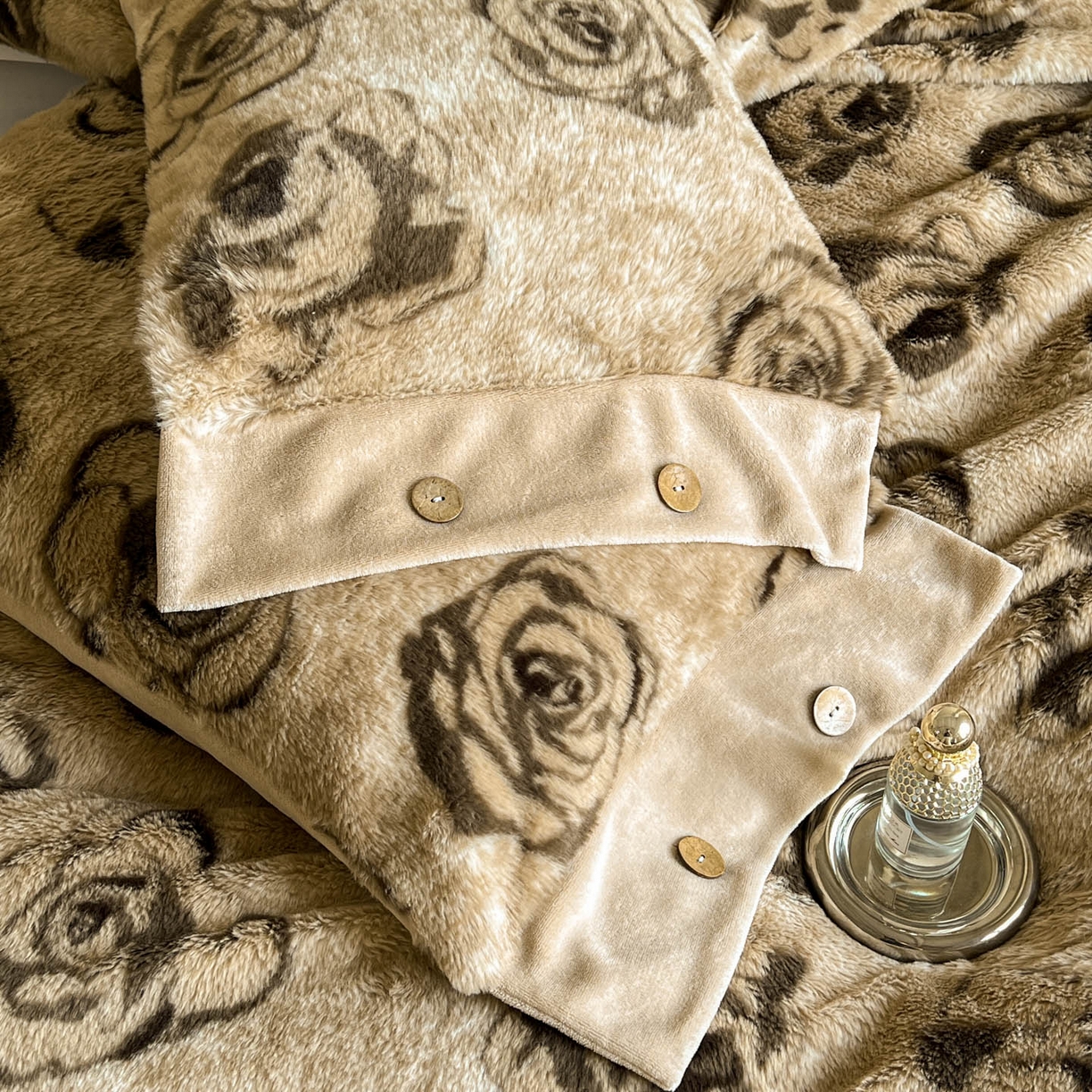 91家纺网 家纺一手货源 找家纺 晚爱家居  2025新款纽扣款兔毛绒美拉德轻奢风高克重皮草兔绒四件套系列 纽扣-玫瑰