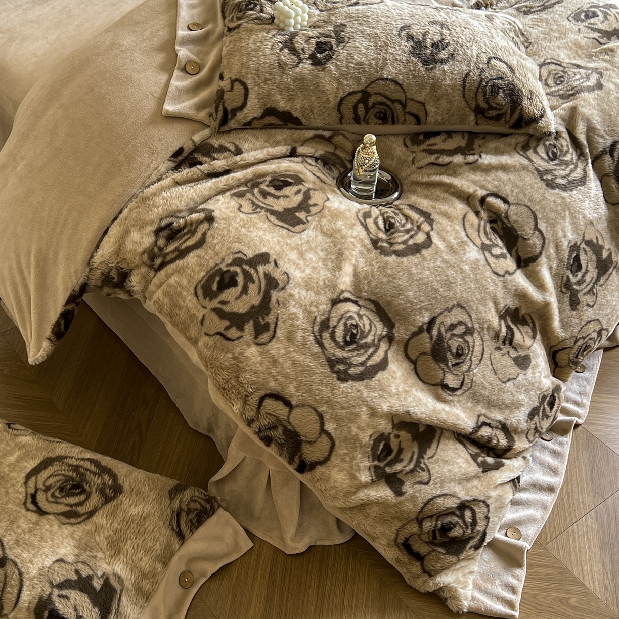 91家纺网 家纺一手货源 找家纺 晚爱家居  2025新款纽扣款兔毛绒美拉德轻奢风高克重皮草兔绒四件套系列 纽扣-玫瑰