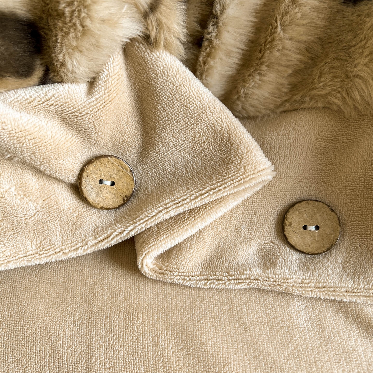 91家纺网 家纺一手货源 找家纺 晚爱家居  2025新款纽扣款兔毛绒美拉德轻奢风高克重皮草兔绒四件套系列 纽扣-玫瑰