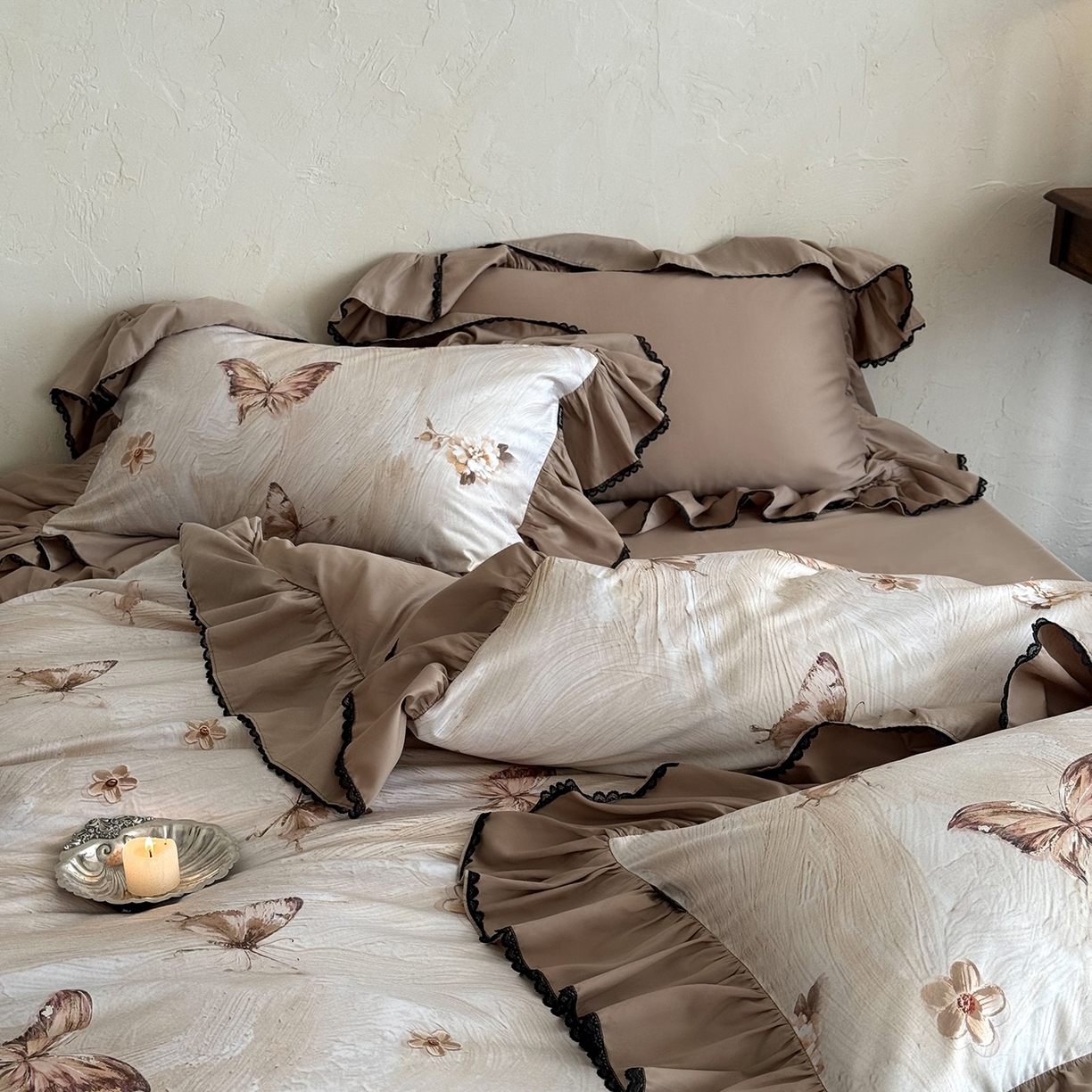 91家纺网 家纺一手货源 找家纺 （总）佳汐蓝家纺 2025秋冬新品天丝棉磨毛数码印花+复古花边四件套--画蝶