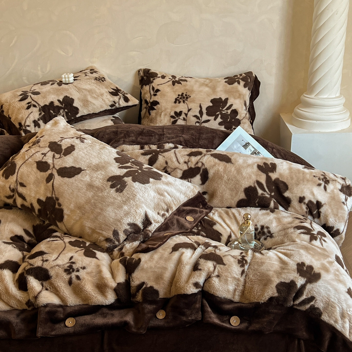 91家纺网 家纺一手货源 找家纺 晚爱家居  2025新款纽扣款兔毛绒美拉德轻奢风高克重皮草兔绒四件套系列 纽扣-暮秋黄