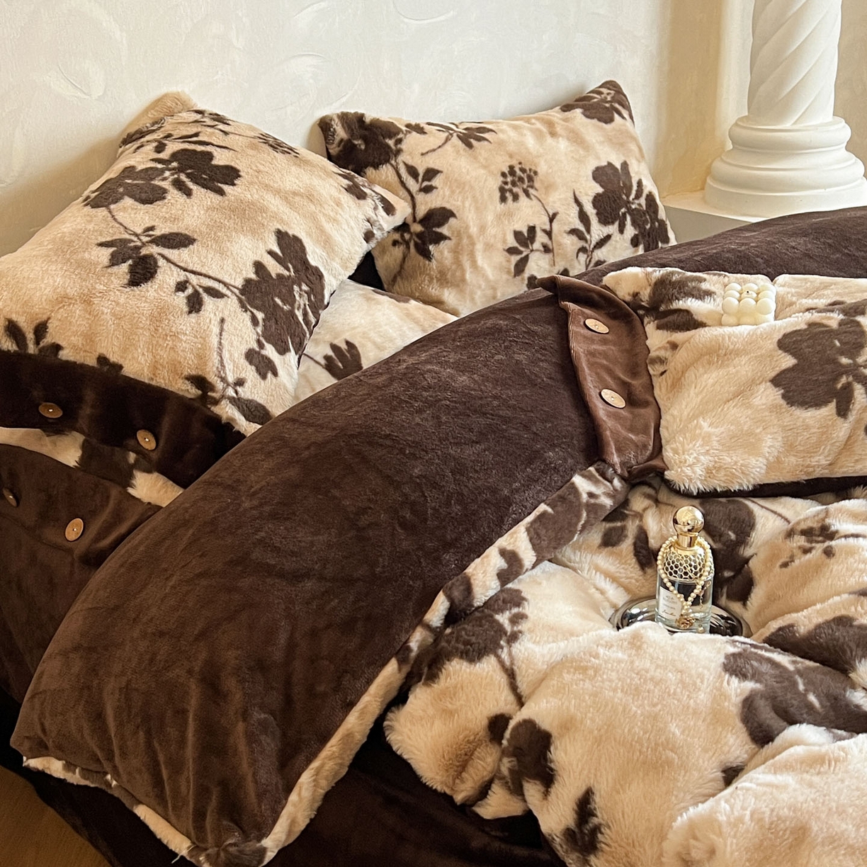 91家纺网 家纺一手货源 找家纺 晚爱家居  2025新款纽扣款兔毛绒美拉德轻奢风高克重皮草兔绒四件套系列 纽扣-暮秋黄