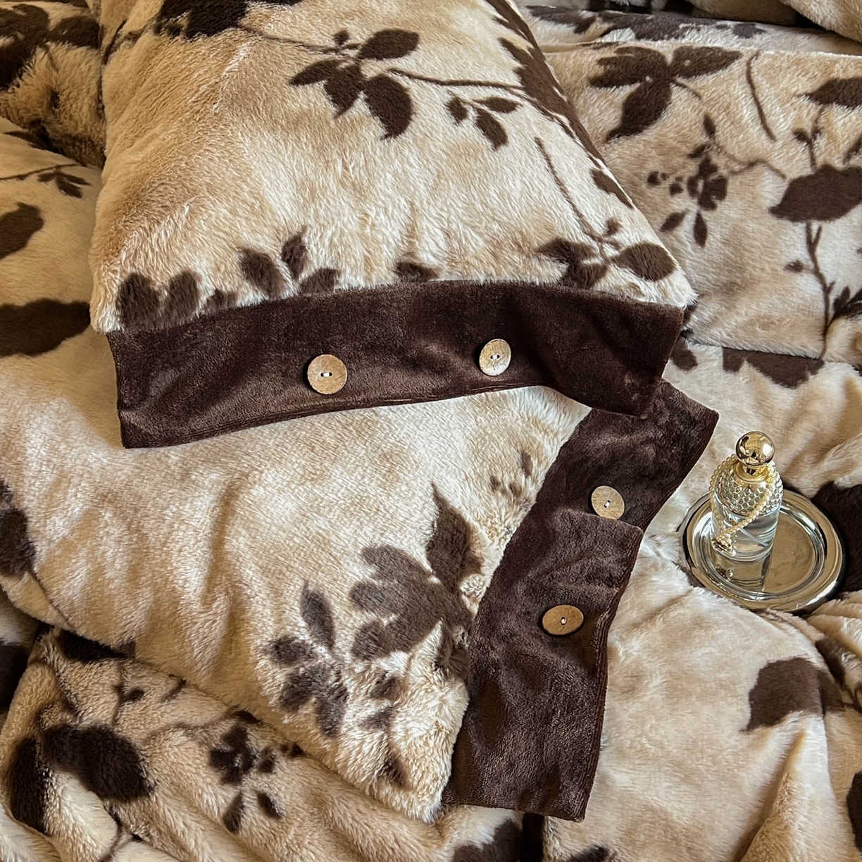 91家纺网 家纺一手货源 找家纺 晚爱家居  2025新款纽扣款兔毛绒美拉德轻奢风高克重皮草兔绒四件套系列 纽扣-暮秋黄