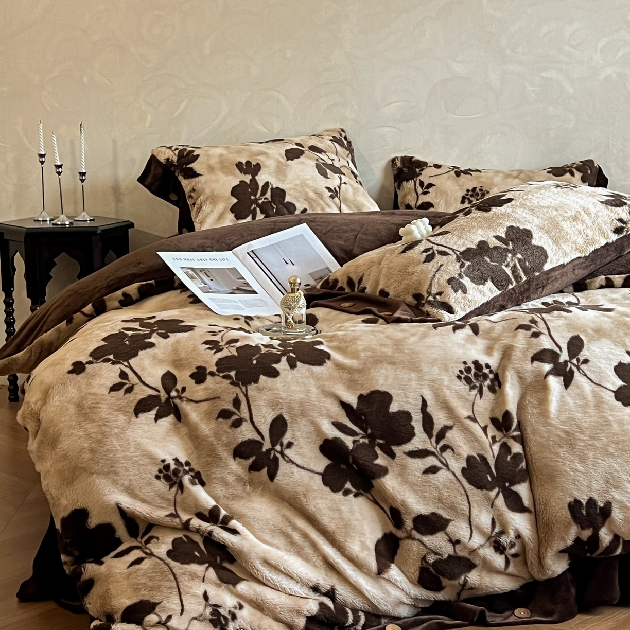 91家纺网 家纺一手货源 找家纺 晚爱家居  2025新款纽扣款兔毛绒美拉德轻奢风高克重皮草兔绒四件套系列 纽扣-暮秋黄