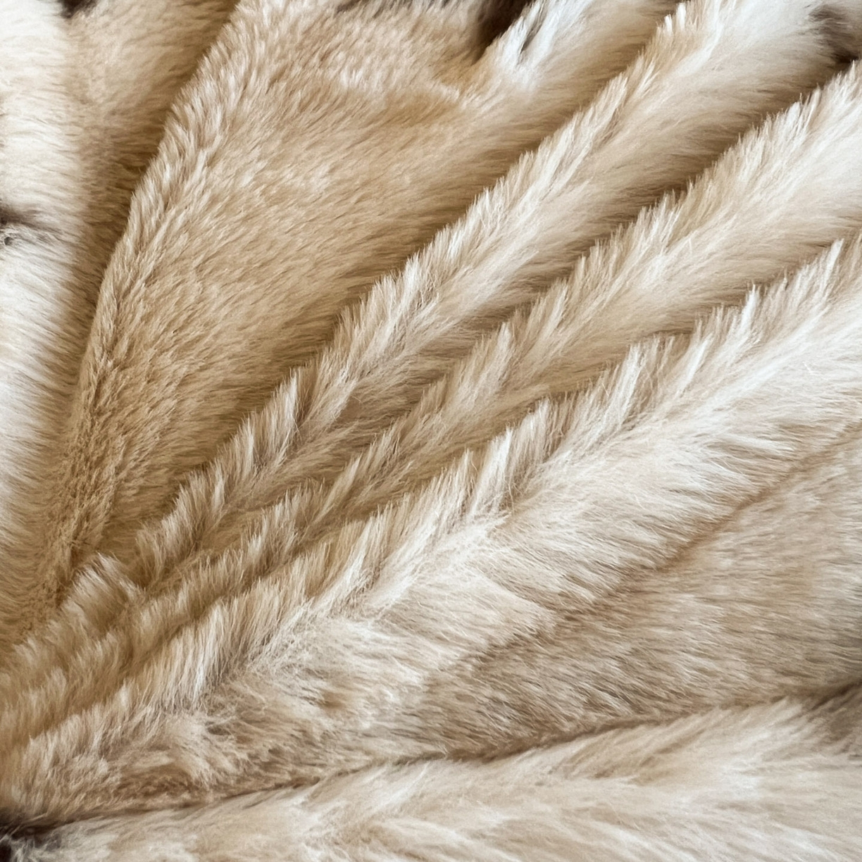 91家纺网 家纺一手货源 找家纺 晚爱家居  2025新款纽扣款兔毛绒美拉德轻奢风高克重皮草兔绒四件套系列 纽扣-暮秋黄