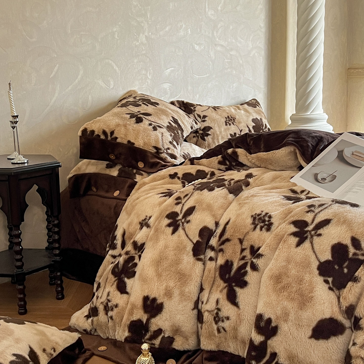 91家纺网 家纺一手货源 找家纺 晚爱家居  2025新款纽扣款兔毛绒美拉德轻奢风高克重皮草兔绒四件套系列 纽扣-暮秋黄