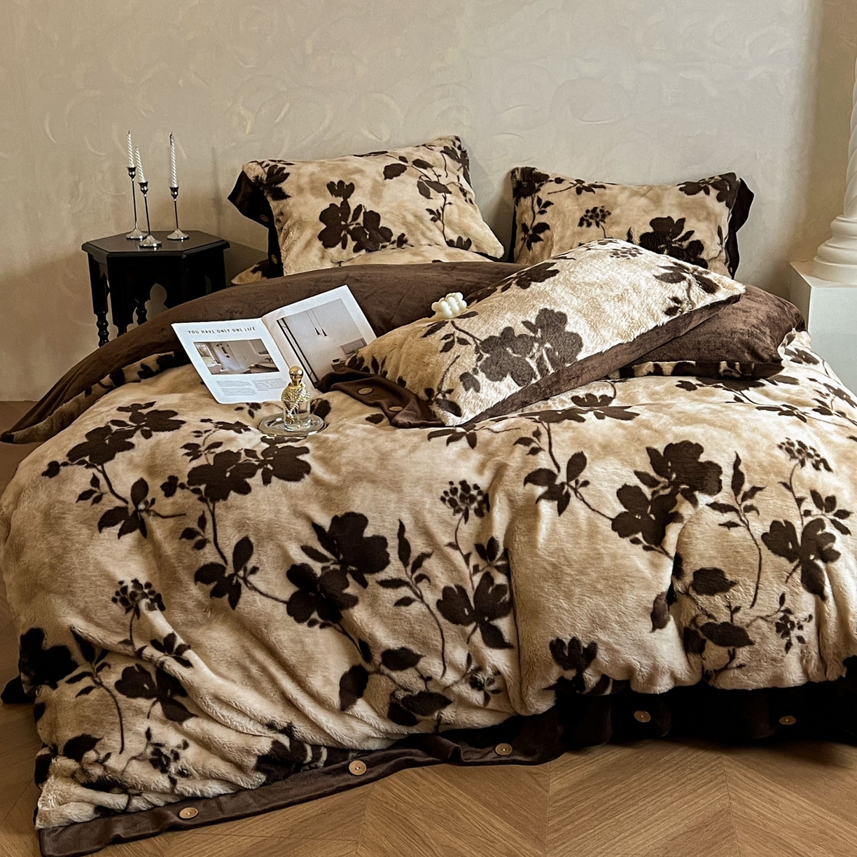 91家纺网 家纺一手货源 找家纺 晚爱家居  2025新款纽扣款兔毛绒美拉德轻奢风高克重皮草兔绒四件套系列 纽扣-暮秋黄