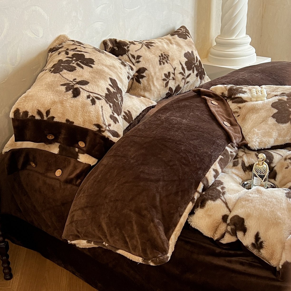 91家纺网 家纺一手货源 找家纺 晚爱家居  2025新款纽扣款兔毛绒美拉德轻奢风高克重皮草兔绒四件套系列 纽扣-暮秋黄