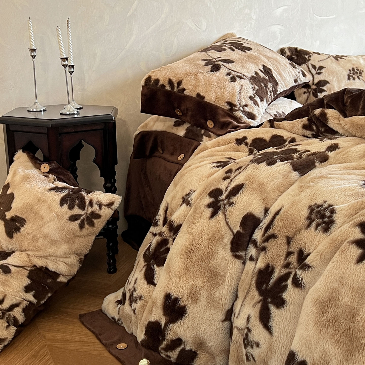 91家纺网 家纺一手货源 找家纺 晚爱家居  2025新款纽扣款兔毛绒美拉德轻奢风高克重皮草兔绒四件套系列 纽扣-暮秋黄