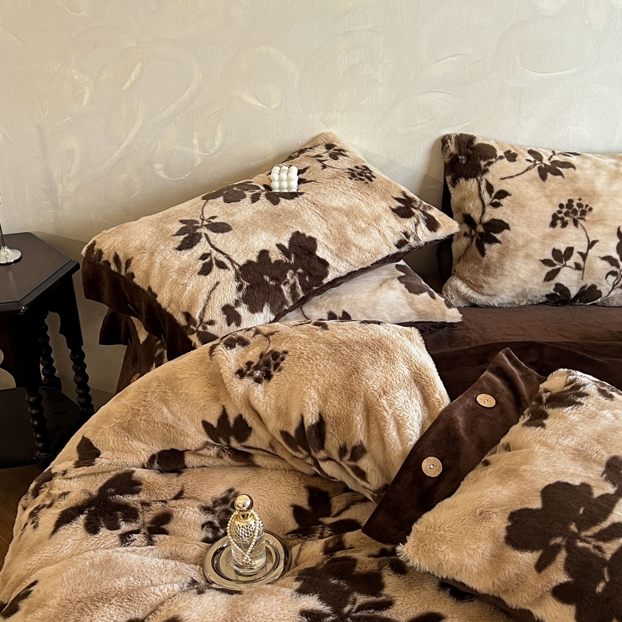 91家纺网 家纺一手货源 找家纺 晚爱家居  2025新款纽扣款兔毛绒美拉德轻奢风高克重皮草兔绒四件套系列 纽扣-暮秋黄