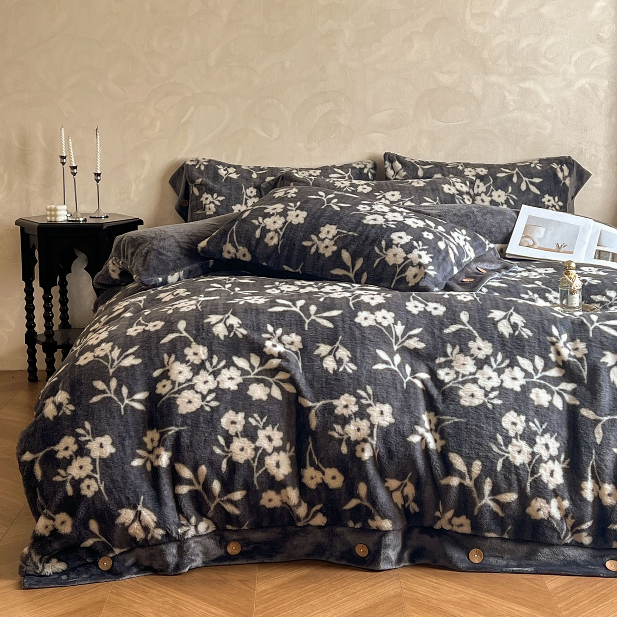 91家纺网 家纺一手货源 找家纺 晚爱家居  2025新款纽扣款兔毛绒美拉德轻奢风高克重皮草兔绒四件套系列 纽扣-山茶花