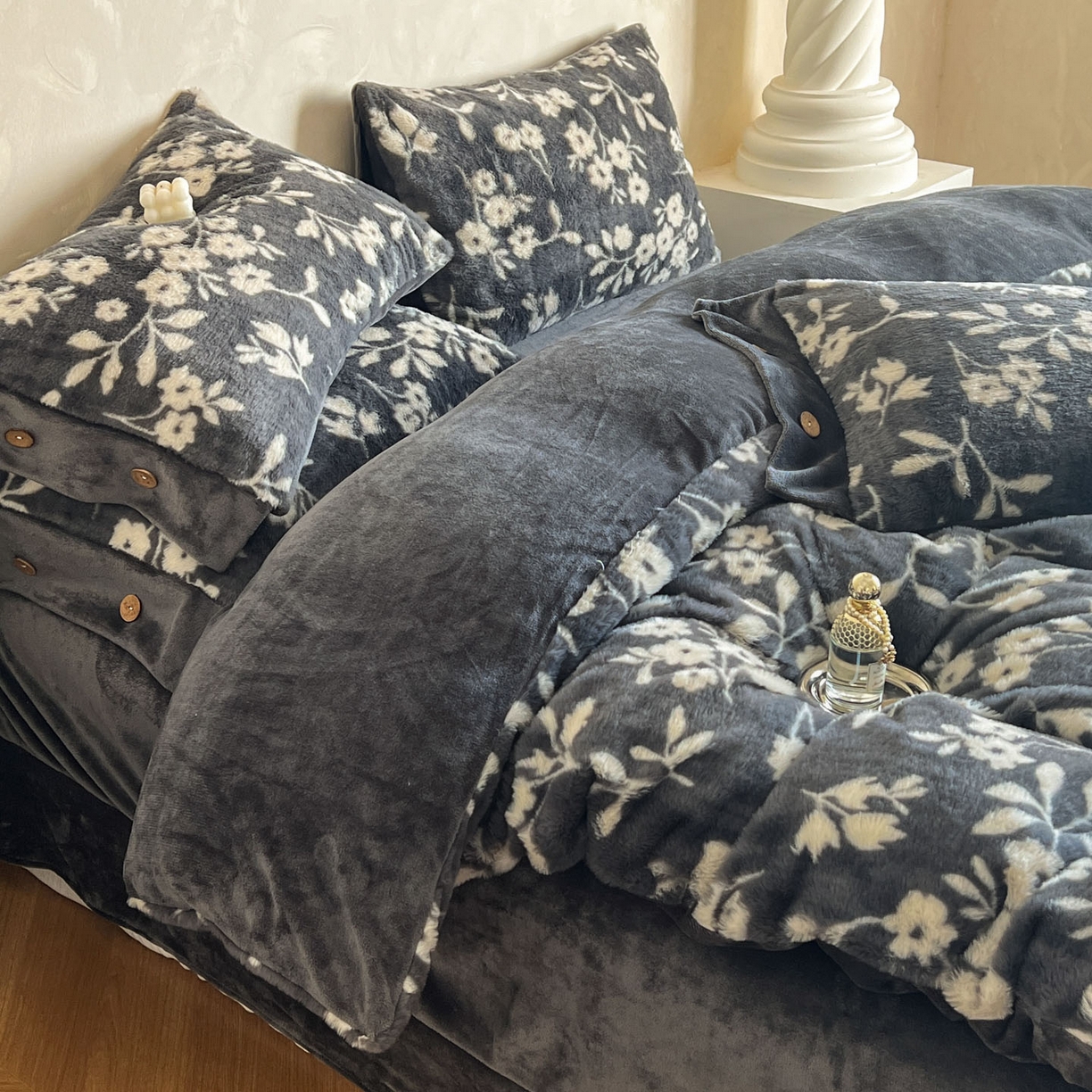 91家纺网 家纺一手货源 找家纺 晚爱家居  2025新款纽扣款兔毛绒美拉德轻奢风高克重皮草兔绒四件套系列 纽扣-山茶花