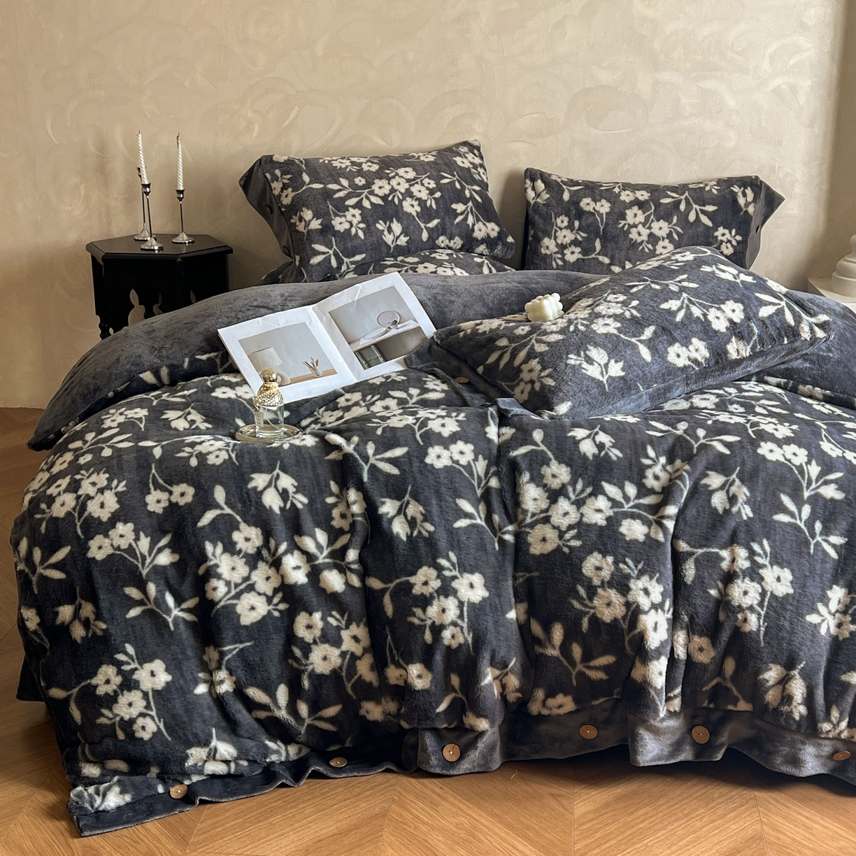 91家纺网 家纺一手货源 找家纺 晚爱家居  2025新款纽扣款兔毛绒美拉德轻奢风高克重皮草兔绒四件套系列 纽扣-山茶花