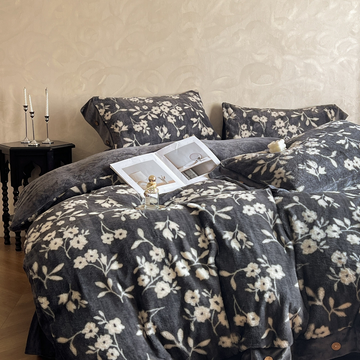 91家纺网 家纺一手货源 找家纺 晚爱家居  2025新款纽扣款兔毛绒美拉德轻奢风高克重皮草兔绒四件套系列 纽扣-山茶花