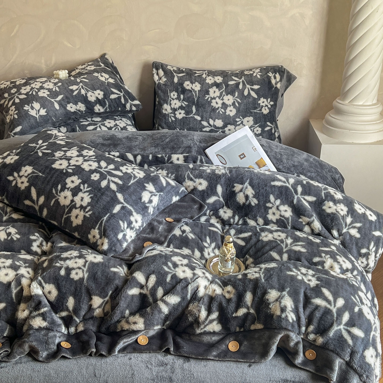 91家纺网 家纺一手货源 找家纺 晚爱家居  2025新款纽扣款兔毛绒美拉德轻奢风高克重皮草兔绒四件套系列 纽扣-山茶花