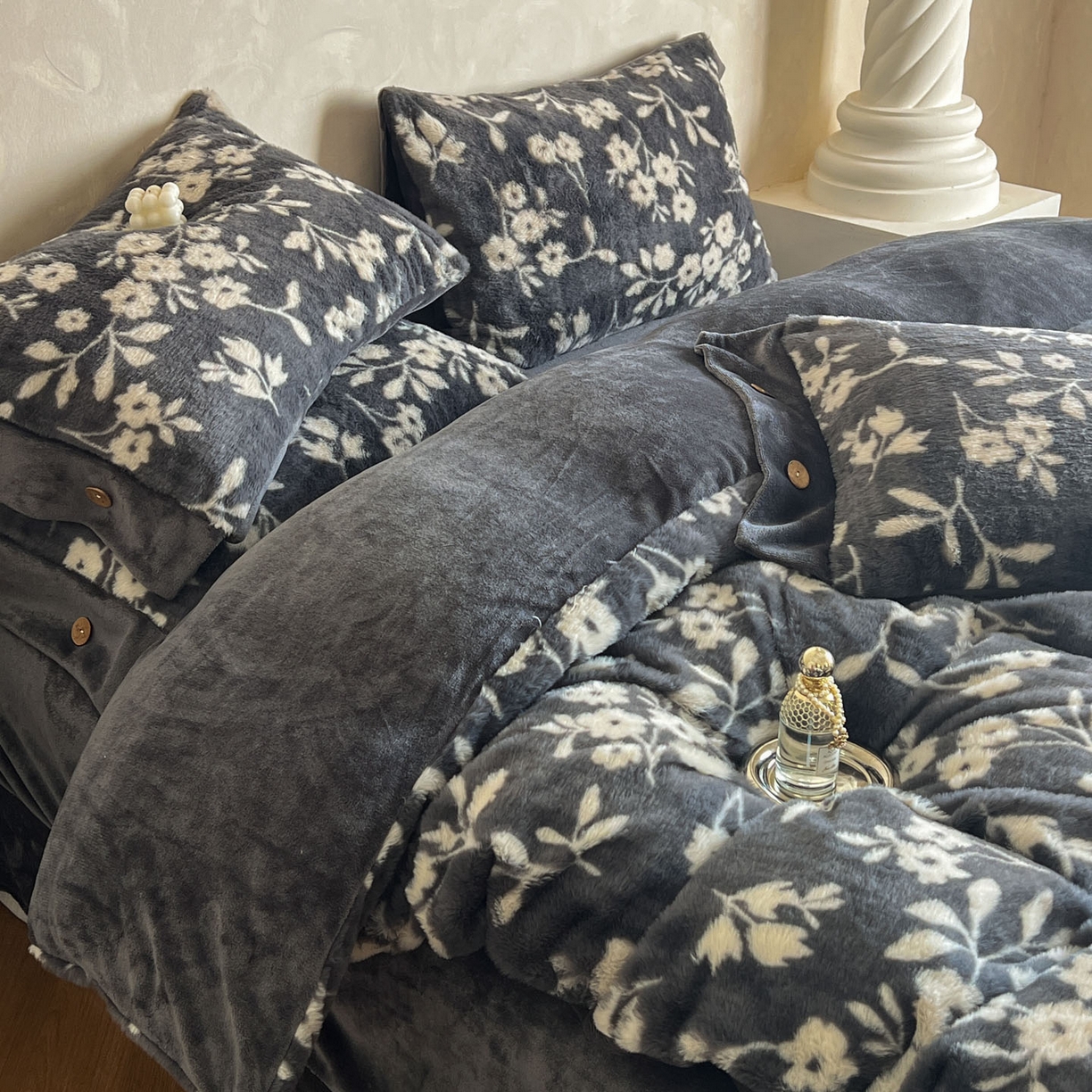 91家纺网 家纺一手货源 找家纺 晚爱家居  2025新款纽扣款兔毛绒美拉德轻奢风高克重皮草兔绒四件套系列 纽扣-山茶花