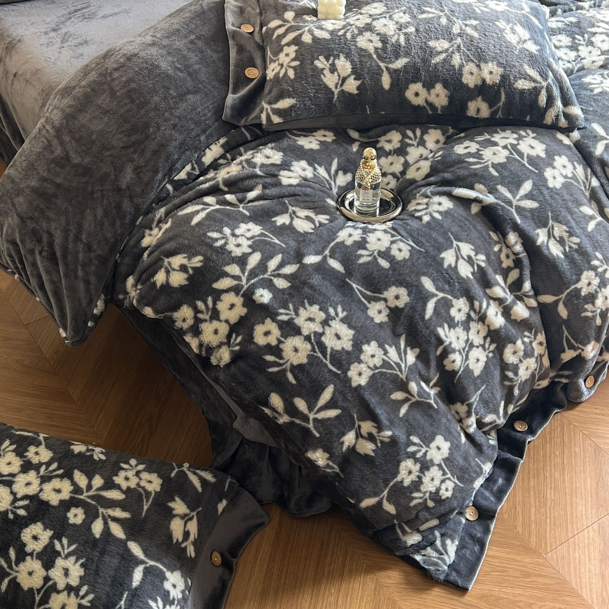 91家纺网 家纺一手货源 找家纺 晚爱家居  2025新款纽扣款兔毛绒美拉德轻奢风高克重皮草兔绒四件套系列 纽扣-山茶花