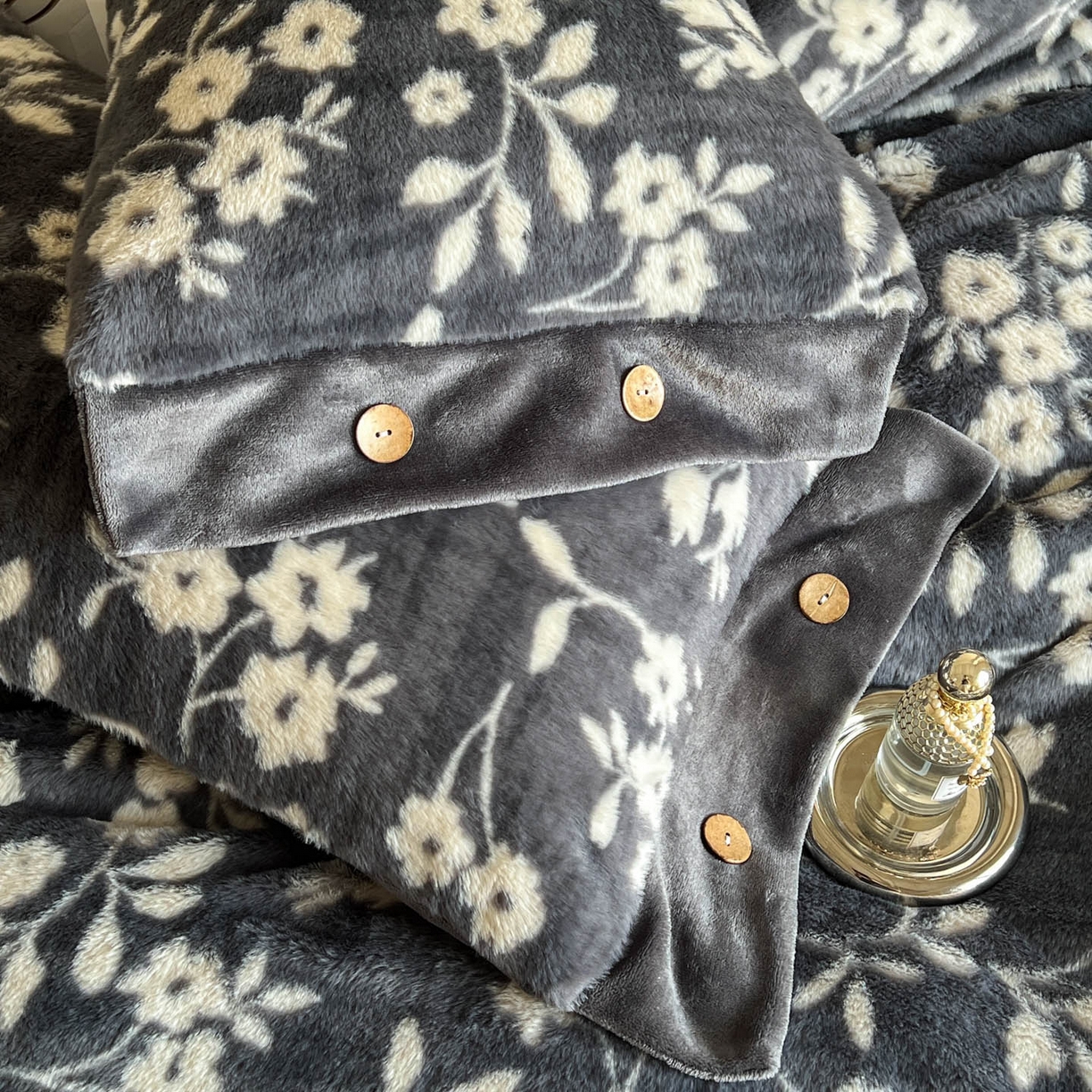 91家纺网 家纺一手货源 找家纺 晚爱家居  2025新款纽扣款兔毛绒美拉德轻奢风高克重皮草兔绒四件套系列 纽扣-山茶花