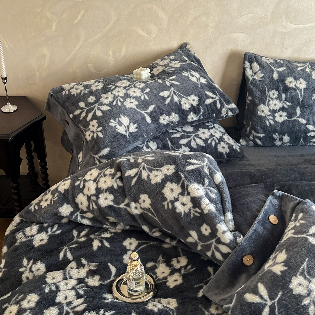 91家纺网 家纺一手货源 找家纺 晚爱家居  2025新款纽扣款兔毛绒美拉德轻奢风高克重皮草兔绒四件套系列 纽扣-山茶花