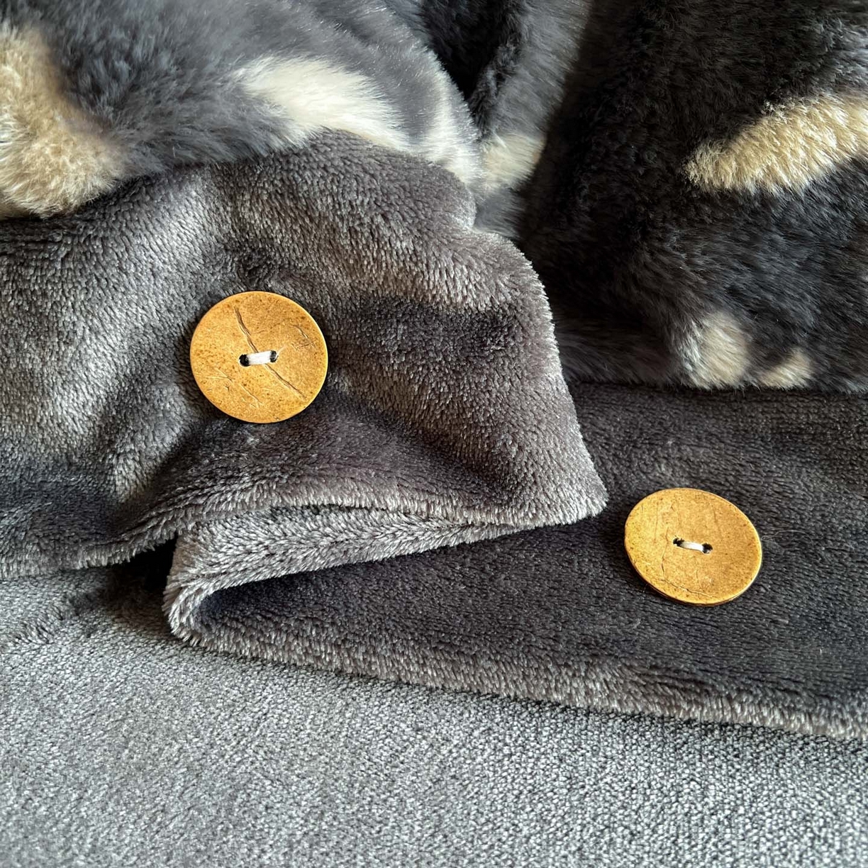 91家纺网 家纺一手货源 找家纺 晚爱家居  2025新款纽扣款兔毛绒美拉德轻奢风高克重皮草兔绒四件套系列 纽扣-山茶花