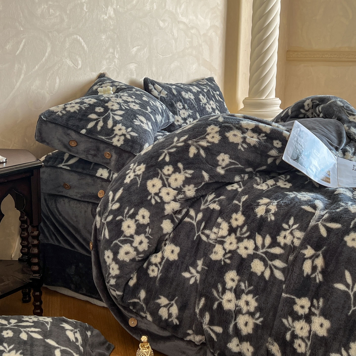 91家纺网 家纺一手货源 找家纺 晚爱家居  2025新款纽扣款兔毛绒美拉德轻奢风高克重皮草兔绒四件套系列 纽扣-山茶花