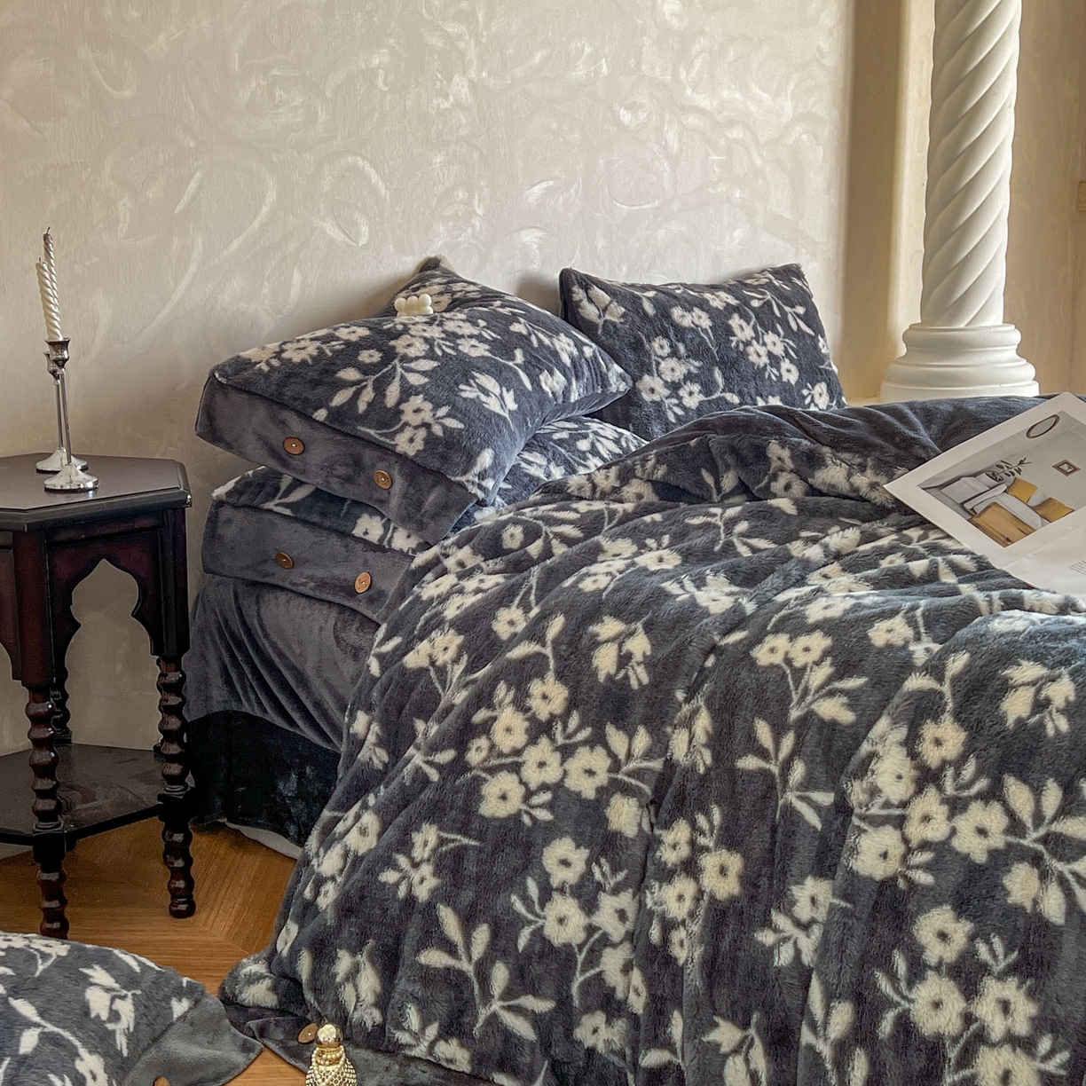 91家纺网 家纺一手货源 找家纺 晚爱家居  2025新款纽扣款兔毛绒美拉德轻奢风高克重皮草兔绒四件套系列 纽扣-山茶花