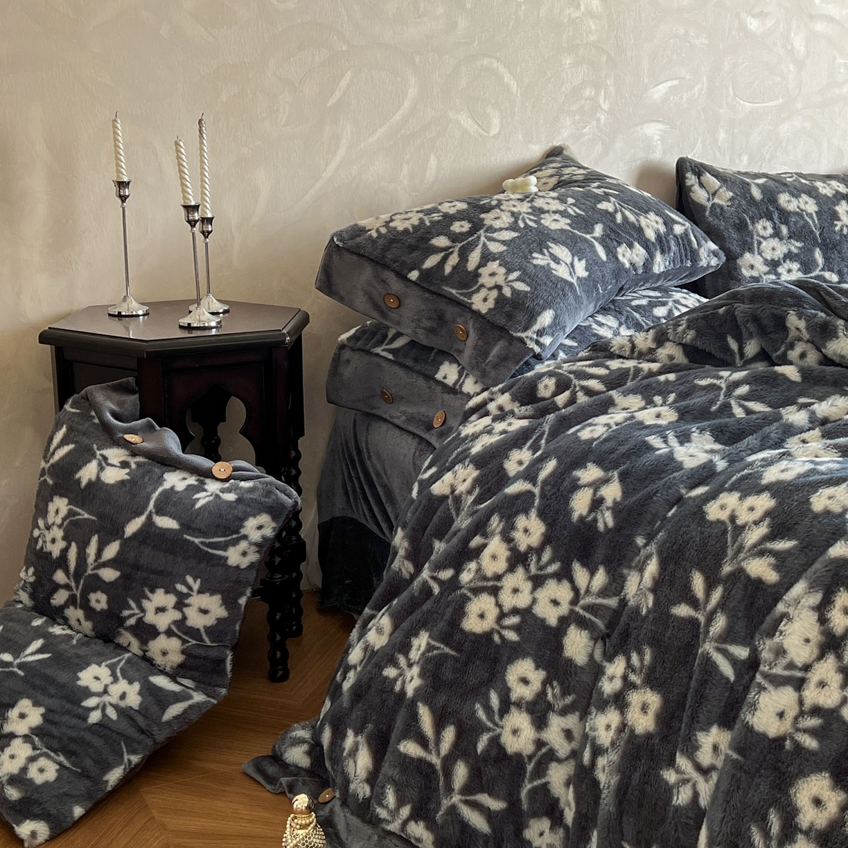 91家纺网 家纺一手货源 找家纺 晚爱家居  2025新款纽扣款兔毛绒美拉德轻奢风高克重皮草兔绒四件套系列 纽扣-山茶花