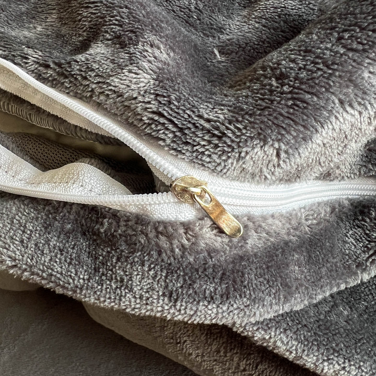 91家纺网 家纺一手货源 找家纺 晚爱家居  2025新款纽扣款兔毛绒美拉德轻奢风高克重皮草兔绒四件套系列 纽扣-山茶花