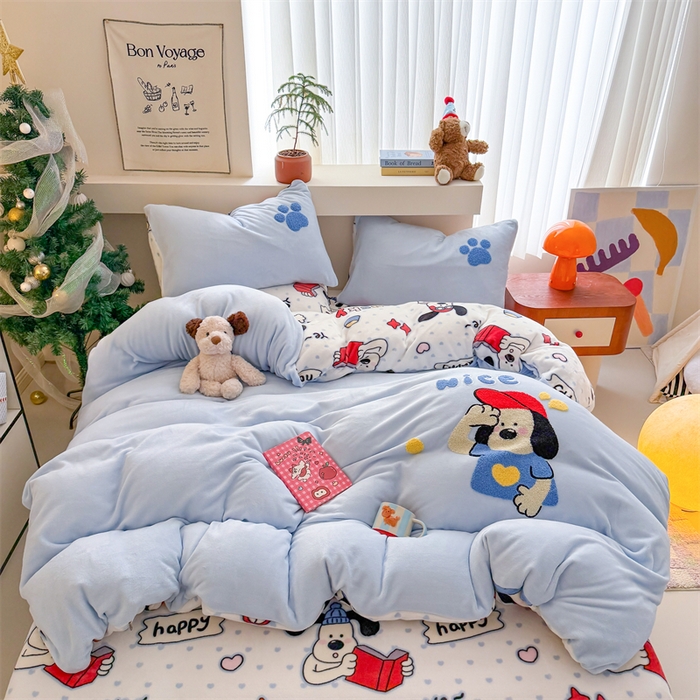 91家纺网 家纺一手货源 找家纺 艾特你 2025新款毛巾绣200克牛奶绒卡通毛巾绣四件套 飞行狗