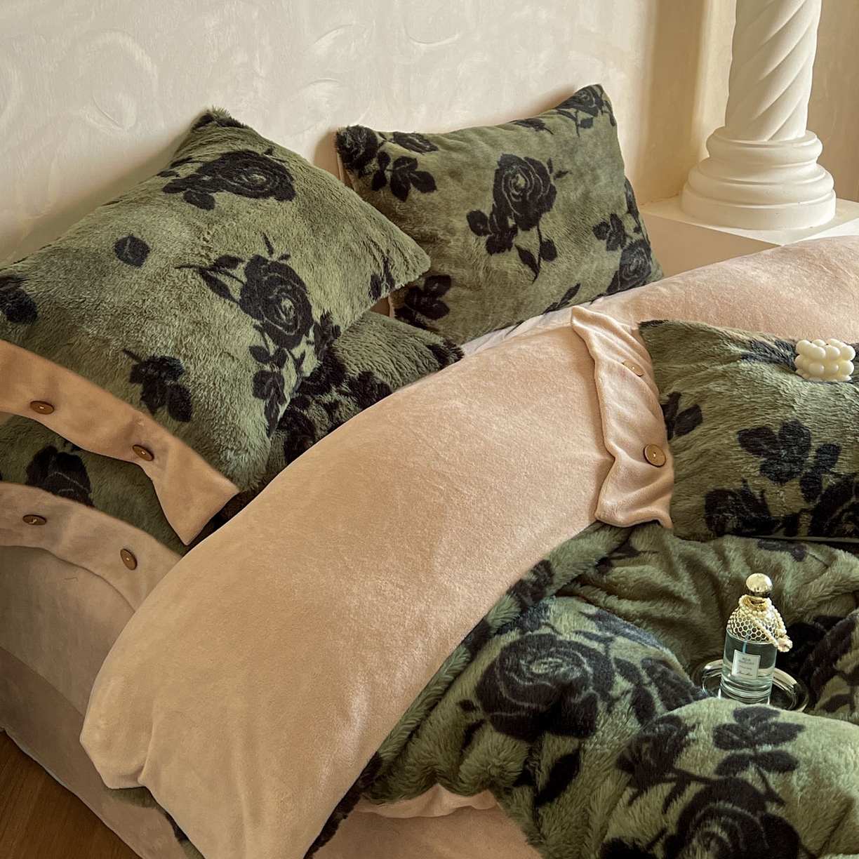 91家纺网 家纺一手货源 找家纺 晚爱家居  2025新款纽扣款兔毛绒美拉德轻奢风高克重皮草兔绒四件套系列 纽扣-花韵绿