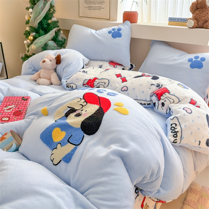 91家纺网 家纺一手货源 找家纺 艾特你 2025新款毛巾绣200克牛奶绒卡通毛巾绣四件套 飞行狗