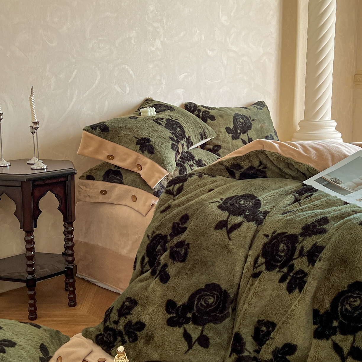 91家纺网 家纺一手货源 找家纺 晚爱家居  2025新款纽扣款兔毛绒美拉德轻奢风高克重皮草兔绒四件套系列 纽扣-花韵绿