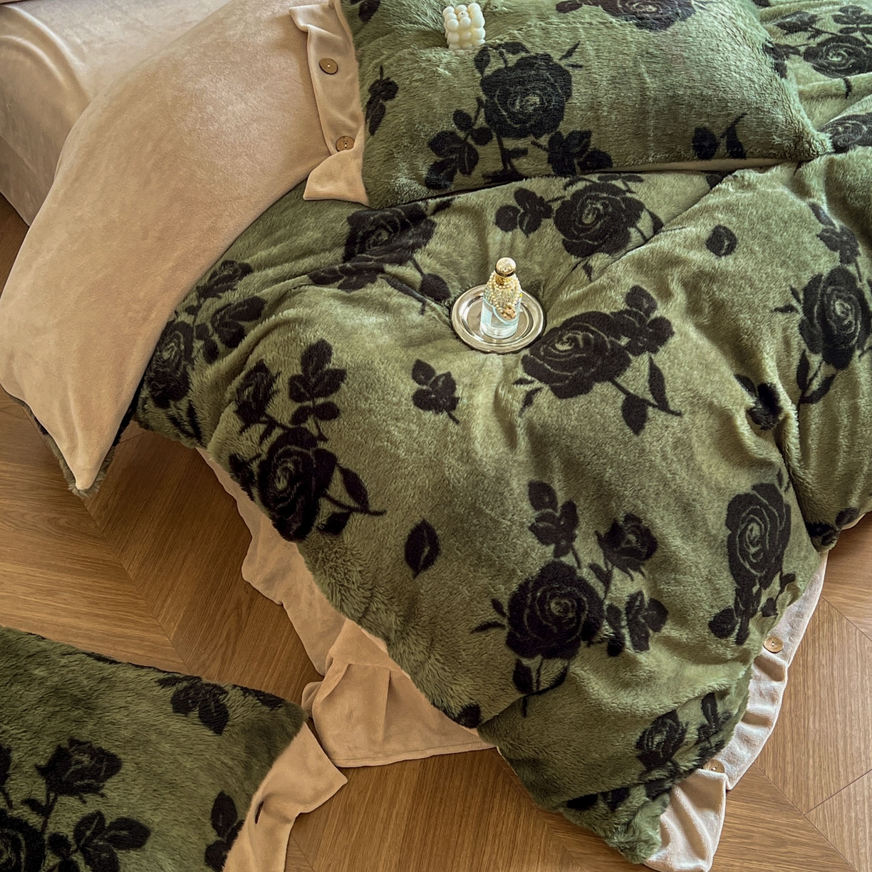 91家纺网 家纺一手货源 找家纺 晚爱家居  2025新款纽扣款兔毛绒美拉德轻奢风高克重皮草兔绒四件套系列 纽扣-花韵绿