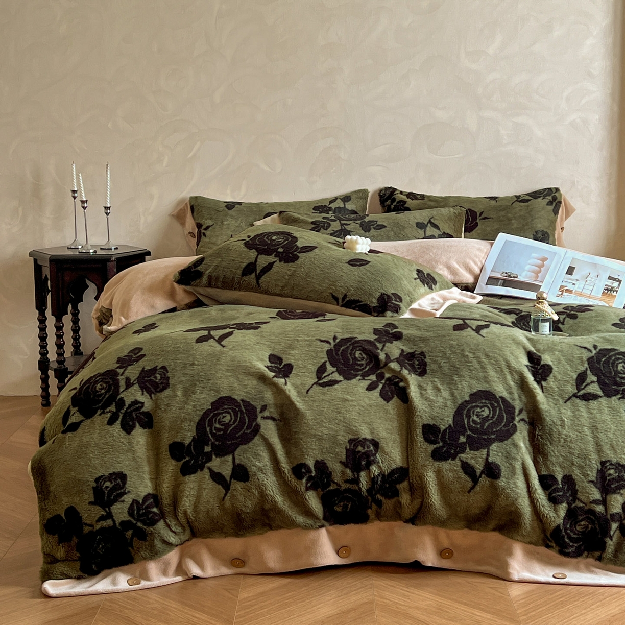 91家纺网 家纺一手货源 找家纺 晚爱家居  2025新款纽扣款兔毛绒美拉德轻奢风高克重皮草兔绒四件套系列 纽扣-花韵绿