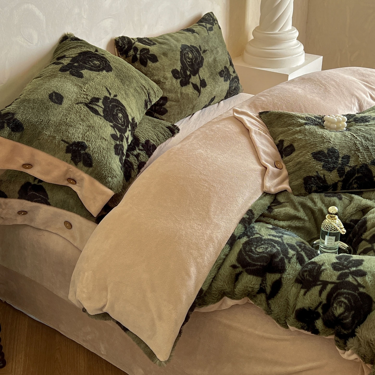 91家纺网 家纺一手货源 找家纺 晚爱家居  2025新款纽扣款兔毛绒美拉德轻奢风高克重皮草兔绒四件套系列 纽扣-花韵绿