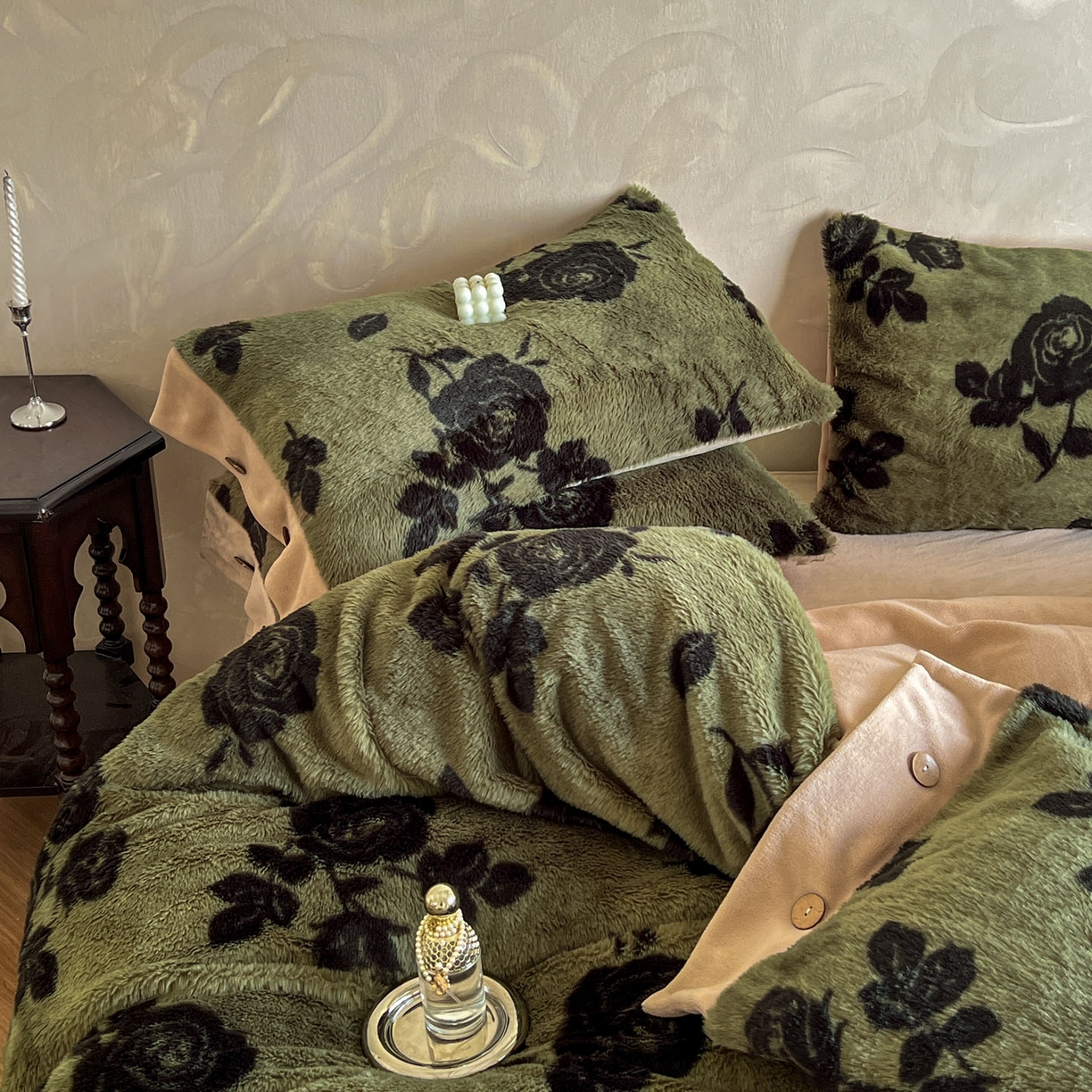91家纺网 家纺一手货源 找家纺 晚爱家居  2025新款纽扣款兔毛绒美拉德轻奢风高克重皮草兔绒四件套系列 纽扣-花韵绿