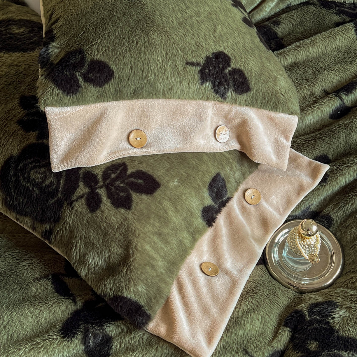 91家纺网 家纺一手货源 找家纺 晚爱家居  2025新款纽扣款兔毛绒美拉德轻奢风高克重皮草兔绒四件套系列 纽扣-花韵绿