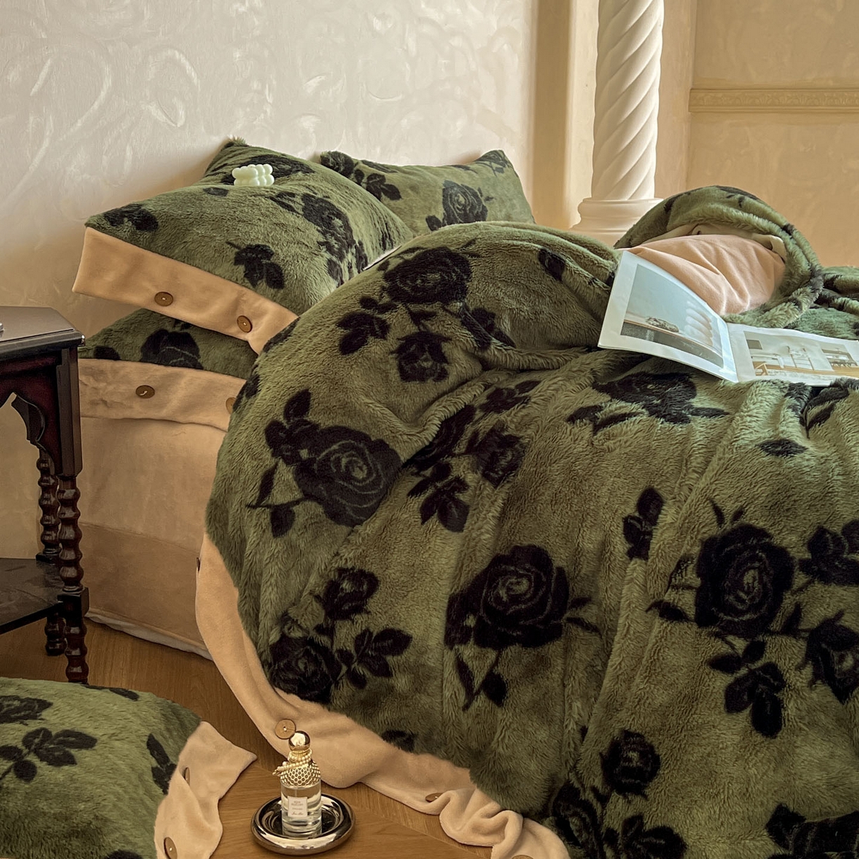 91家纺网 家纺一手货源 找家纺 晚爱家居  2025新款纽扣款兔毛绒美拉德轻奢风高克重皮草兔绒四件套系列 纽扣-花韵绿