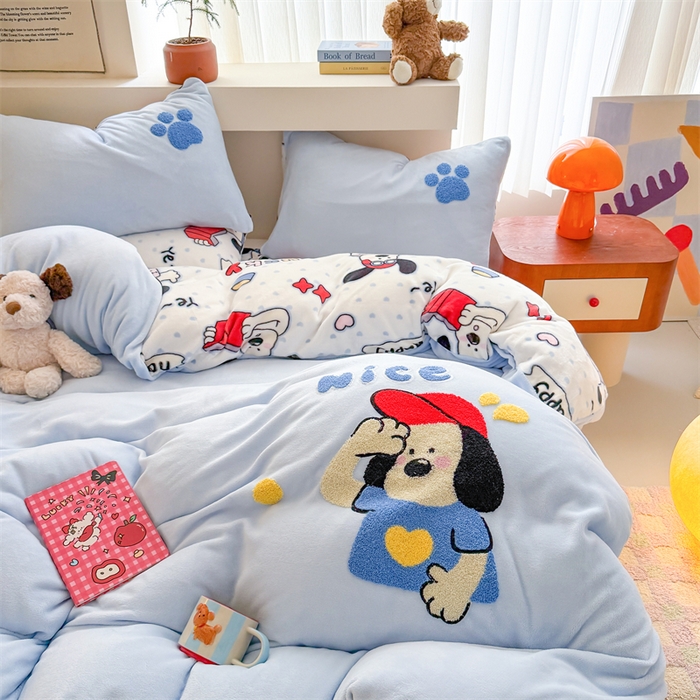 91家纺网 家纺一手货源 找家纺 艾特你 2025新款毛巾绣200克牛奶绒卡通毛巾绣四件套 飞行狗