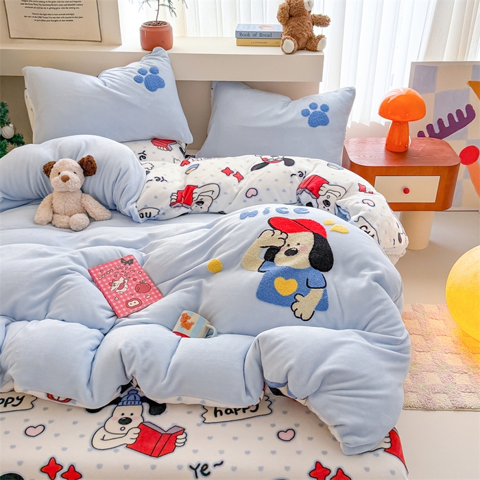 91家纺网 家纺一手货源 找家纺 艾特你 2025新款毛巾绣200克牛奶绒卡通毛巾绣四件套 飞行狗