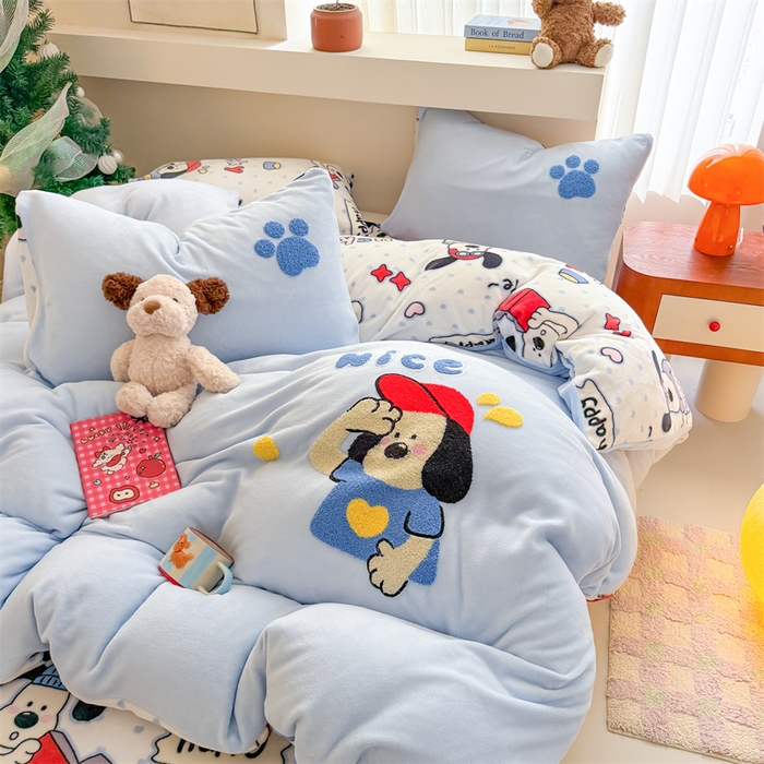 91家纺网 家纺一手货源 找家纺 艾特你 2025新款毛巾绣200克牛奶绒卡通毛巾绣四件套 飞行狗