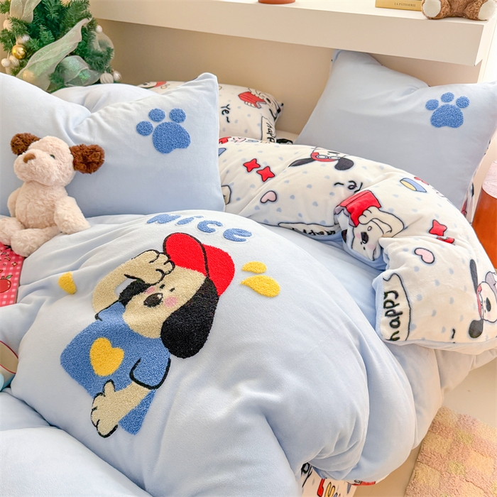 91家纺网 家纺一手货源 找家纺 艾特你 2025新款毛巾绣200克牛奶绒卡通毛巾绣四件套 飞行狗