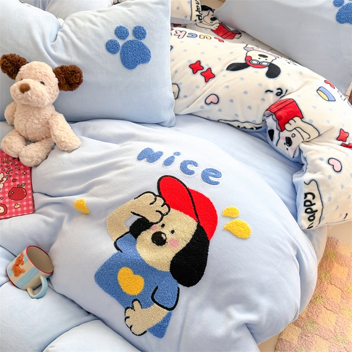 91家纺网 家纺一手货源 找家纺 艾特你 2025新款毛巾绣200克牛奶绒卡通毛巾绣四件套 飞行狗