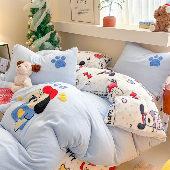 91家纺网 家纺一手货源 找家纺 艾特你 2025新款毛巾绣200克牛奶绒卡通毛巾绣四件套 飞行狗