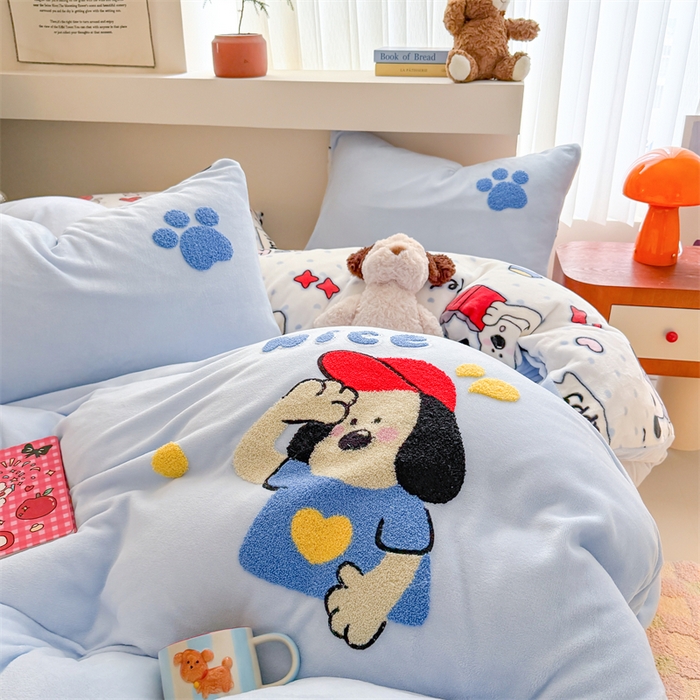 91家纺网 家纺一手货源 找家纺 艾特你 2025新款毛巾绣200克牛奶绒卡通毛巾绣四件套 飞行狗